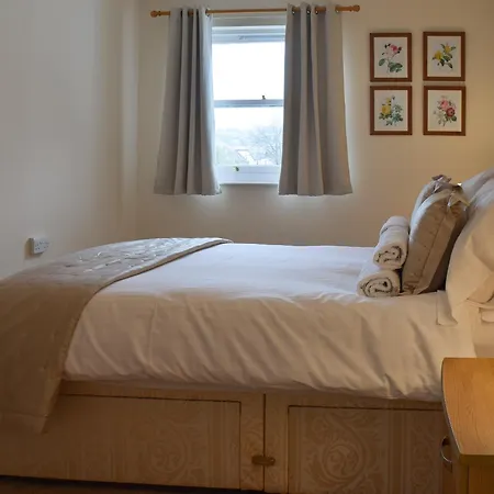 15 Elm Court * كيسويك