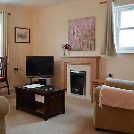 15 Elm Court * كيسويك